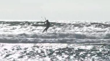 Oregon Sahili 'nde Pasifik Okyanusu' nda sörf yapan tanınmayan bir uçurtma ciddi, büyük bir hava dalgasına çarpıyor..