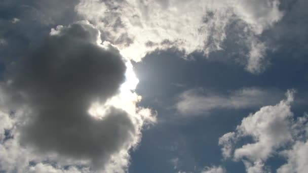 Time Lapse Zon Toont Zich Van Achter Grote Wolk — Stockvideo