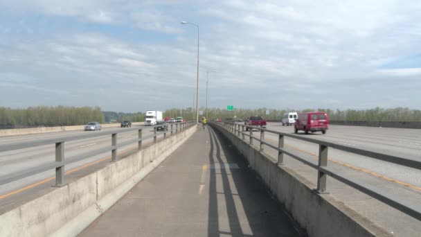 Twee Fietsers Passeren Fietspad Interstate 205 Brug Tussen Washington Oregon — Stockvideo