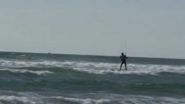 Oregon sahilinde uçan uçurtma güzel, büyük bir hava yakalar..