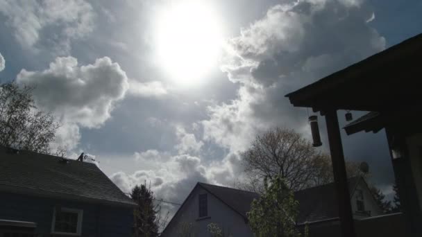 オレゴン州ポートランドの近所の家の上空で日当たりの良い空に発達する雨雲の時間経過 — ストック動画
