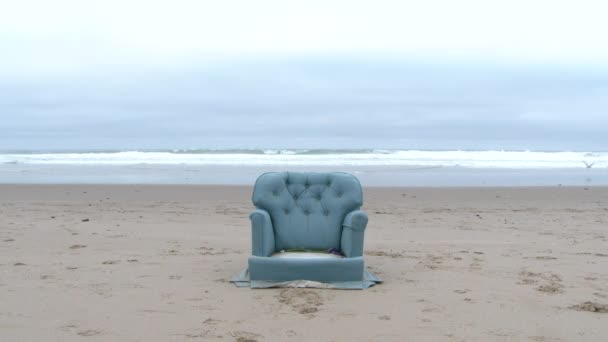 Leerer Sessel Der Oregon Coast Wird Von Einem Strandburschen Besetzt — Stockvideo