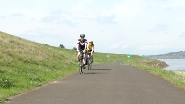 Две Женщины Велосипедистки Ездят Велосипедах Речной Дорожке Портленде Штат Орегон — стоковое видео