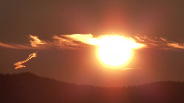 Närbild Solen Stiger Över Kuperade Skogslandskap Genom Moln Och Utanför — Stockvideo