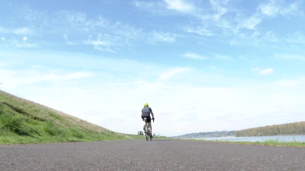 Cyklista Projíždí Kolem Cyklostezce Auty Letadlem — Stock video