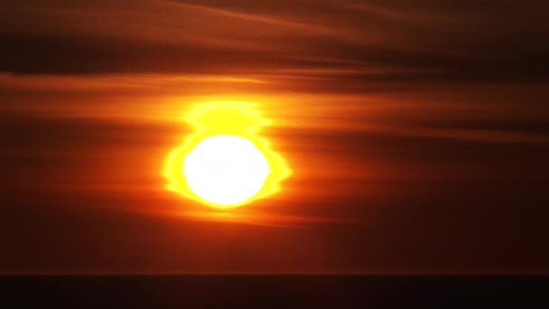 Close Pôr Sol Atrás Horizonte Oceano Pacífico Noite Bonita Vívida — Vídeo de Stock