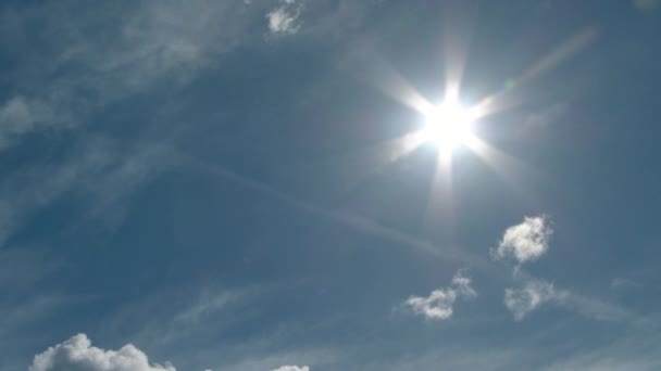 Mavi Gökyüzünde Güneş Parlıyor Asgari Bulutlar Buhar Izleri Geçiyor — Stok video