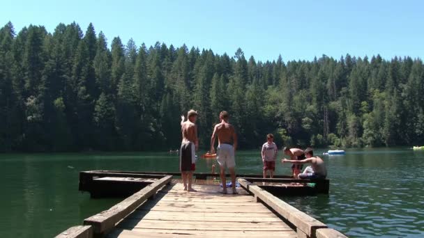 Dos Chicos Jóvenes Buceando Desde Extremo Del Muelle Madera Hermoso — Vídeo de stock