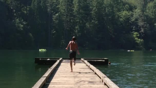 Chłopcy Uciekają Drewnianym Doku Ochładzają Się Skacząc Jeziora Waszyngtonie Upalny — Wideo stockowe