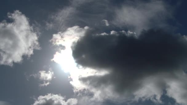 Luz Brillante Del Sol Revela Hacia Fuera Nubes Oscuras — Vídeos de Stock