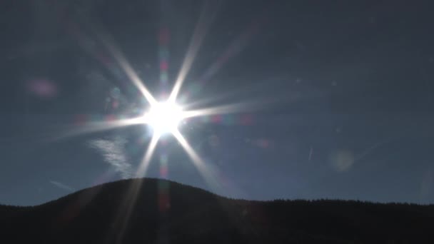 Tidsförskjutning Sol Reser Över Washington State Skog Sluttning Med Soleruption — Stockvideo