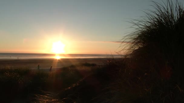 Oregon Sahilindeki Kum Tepelerinden Pasifik Okyanusu Nun Üzerinde Güneş Batıyor — Stok video