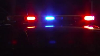 Gece olay yerinde polis ışıkları yanıp sönüyor..