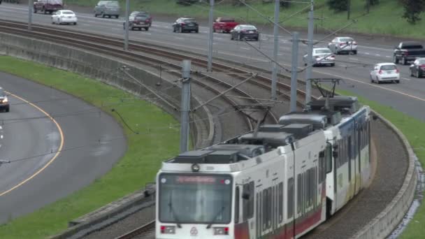 Portland Oregon Verkeer Snelweg 205 Met Het Openbaar Vervoer Max — Stockvideo