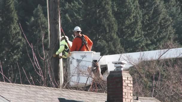 Dos Electricistas Ascensor Trabajan Líneas Eléctricas Sobre Casa Portland Oregon — Vídeo de stock