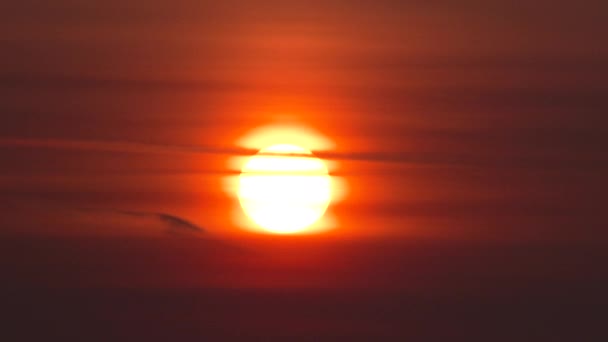 Sol Vermelho Vívido Fechar Acima Camadas Nuvens Manhã Nebulosa — Vídeo de Stock