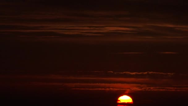 Tempo Vivo Vermelho Laranja Lapso Sol Nascendo Através Nuvens Matinais — Vídeo de Stock