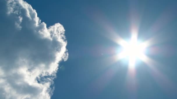 Grande Nube Schiarisce Lasciando Cielo Blu Luminoso Soleggiato Con Jet — Video Stock