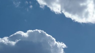 Kümülüs bulutları ve mavi gökyüzünün 4K bulutlu zaman çizelgesi.