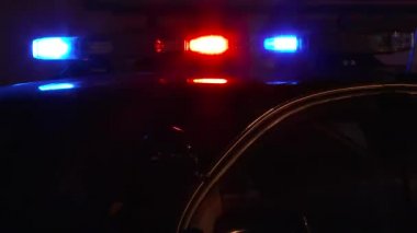 Gece olay yerinde polis ışıkları yanıp sönüyor..