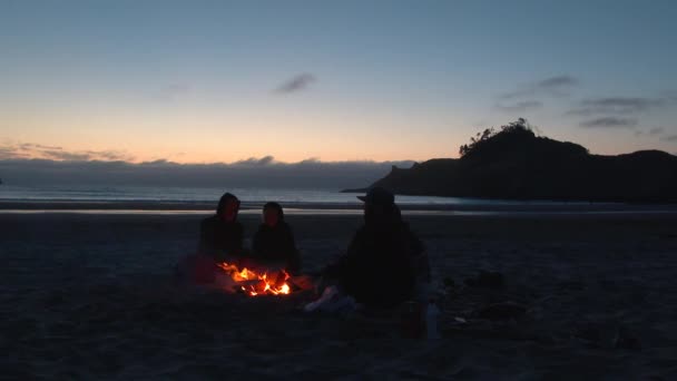 俄勒冈州基万达角的海滩上 人们围坐在篝火旁 — 图库视频影像