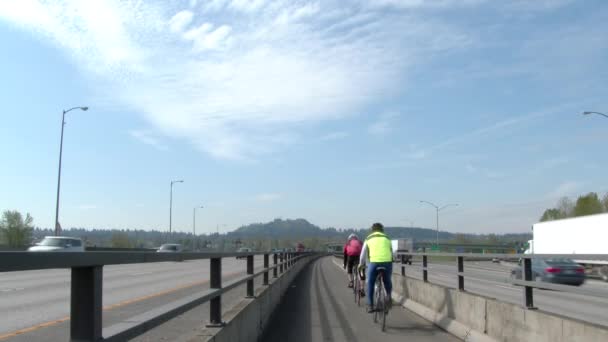 Dos Ciclistas Irreconocibles Paseando Por Carril Bici Puente Interestatal Que — Vídeo de stock