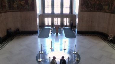 İnsanlar Salem 'deki Oregon Eyalet Kongre Binası' nın lobisinde toplanıyor..