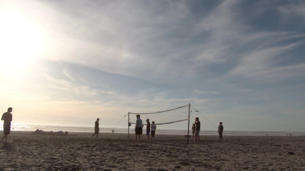 Gente Jugando Voleibol Playa Día Verano Seaside Oregon — Vídeo de stock