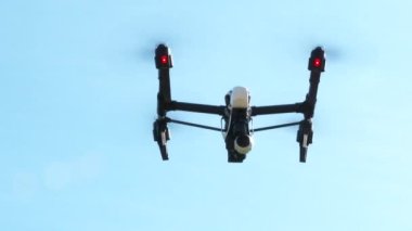 Büyük, profesyonel insansız hava aracı aynı zamanda kuadkopter ya da dört pervane olarak da bilinir, gökyüzünde gezinerek bölgenin fotoğraflarını çeker..