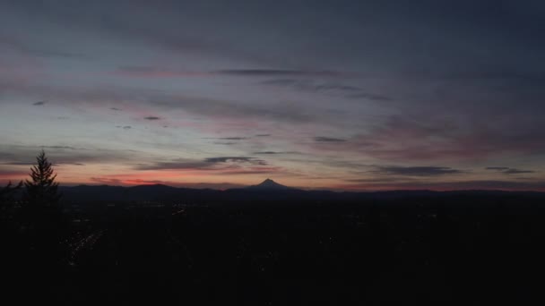 地平線のフッド山とポートランドの東側を眺める4K日の出の時間の経過 — ストック動画