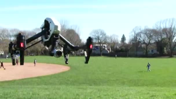 Groot Professioneel Onbemand Luchtvaartuig Ook Bekend Als Een Quad Copter — Stockvideo