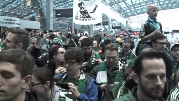 Pohledu Velké Skupiny Fanoušků Portland Timbers Soccer Clubu Sešli Aby — Stock video