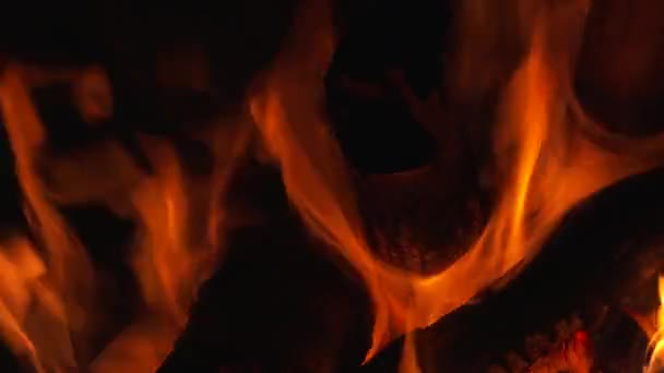HD gros plan de la combustion du feu la nuit, 60 images par seconde .