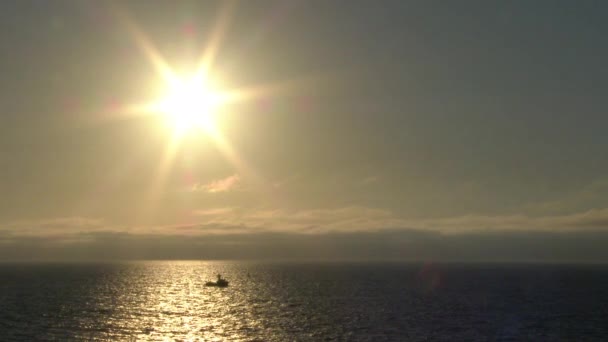 Sol Sobre Horizonte Oceánico Con Barco Pesca Mar Costa Oregon — Vídeos de Stock