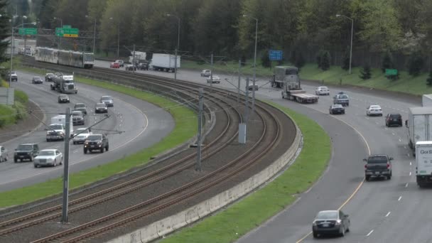 Portland Oregon Verkeer Snelweg 205 Met Het Openbaar Vervoer Max — Stockvideo