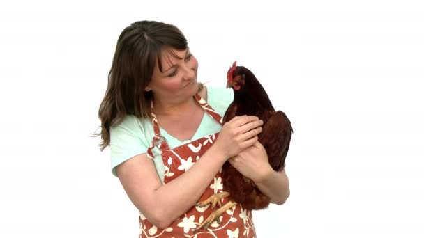 Μοντέλο Κυκλοφόρησε Γυναίκα Κρατώντας Κοτόπουλο Της Στο Στούντιο — Αρχείο Βίντεο