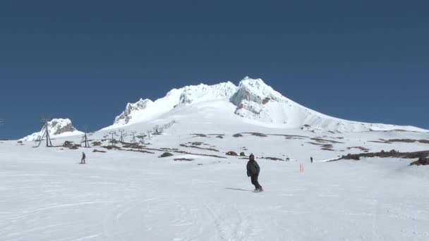 Snowboardos Oregoni Hood Hegynél Felemeli Hüvelykujját Kamerának Ahogy Ellovagol Kék — Stock videók