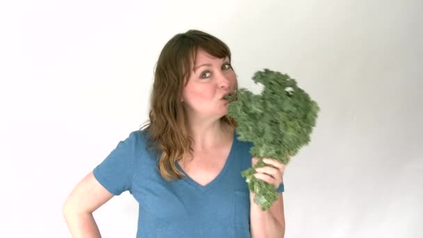 Mujer Sana Feliz Comiendo Col Rizada Cruda Aislada Con Fondo — Vídeos de Stock