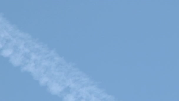 直升机在头顶飞过蓝天和喷气式小径 — 图库视频影像