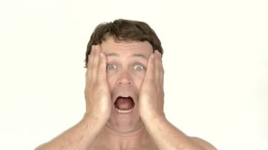 Model stüdyoda elleri suratında bağıran bir adamı serbest bıraktı..