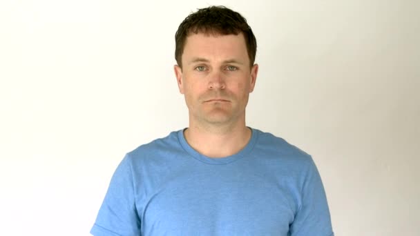 Model Propuštěný Muž Izolovaný Bílém Zkříží Ruce Při Pohledu Kameru — Stock video