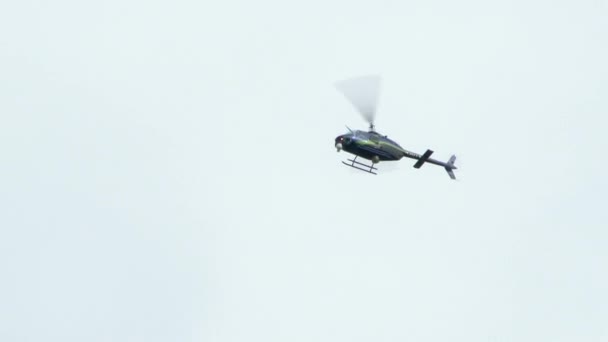 Helicóptero Con Cámara Vídeo Montada Volando Través Marco — Vídeos de Stock