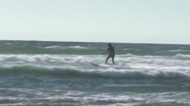 Oregon Sahili 'nde Pasifik Okyanusu' nda sörf yapan tanınmayan bir uçurtma ciddi, büyük bir hava dalgasına çarpıyor..