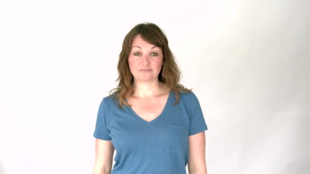 Модель Випущена Жінка Студії Піднімає Руки Оскільки Вона Впевнена Цій — стокове відео