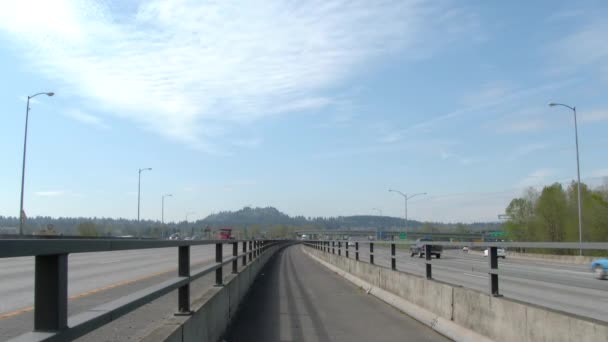 Zeitraffer Von Vorbeirasenden Fahrzeugen Auf Der Brücke Der Interstate 205 — Stockvideo