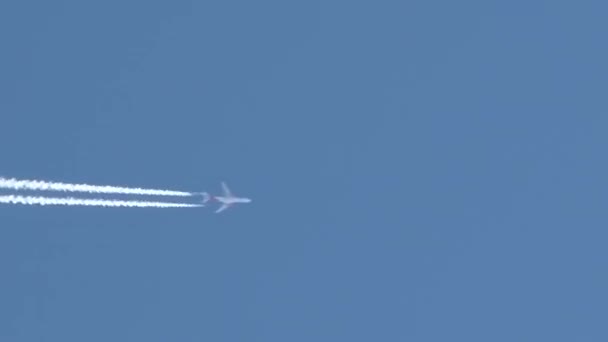 Airplane Flies Overhead Frame Clear Blue Sky Day Leaving Vapor — Stock Video