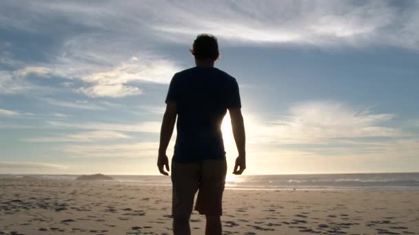 Modelo Liberado Hombre Caminando Playa Arena Costa Oregon Mirando Hacia — Vídeos de Stock