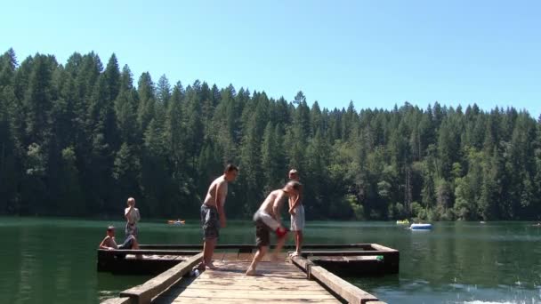 Grupo Amigos Muelle Refrescan Saltando Buceando Lanzándose Lago Washington Caluroso — Vídeo de stock