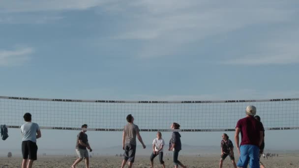 オレゴン州シーサイドで夏の日にビーチバレーをしている10代の若者 編集用途 — ストック動画