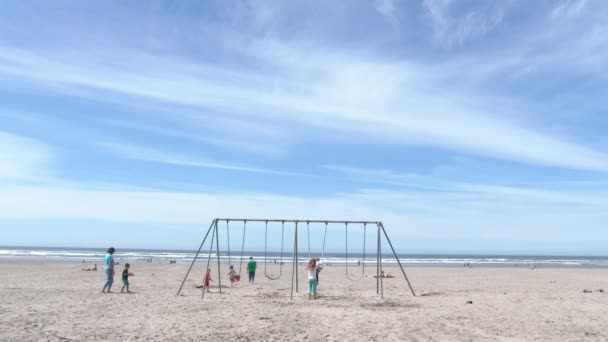 Děti Hrají Houpačce Pláži Seaside Oregon — Stock video